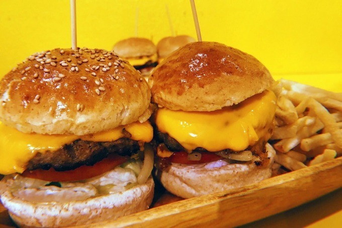 チーズバーガー専門店「ダイゴミ バーガー」横浜駅直通アソビルに誕生、滝のように流れるトロトロチーズを｜写真7
