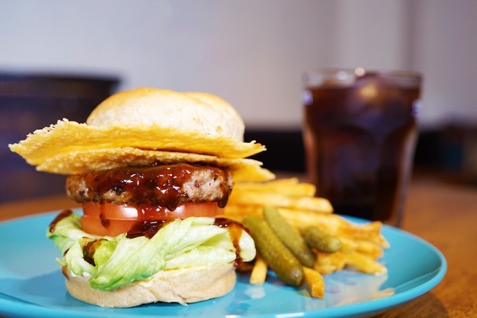 チーズバーガー専門店「ダイゴミ バーガー」横浜駅直通アソビルに誕生、滝のように流れるトロトロチーズを｜写真3