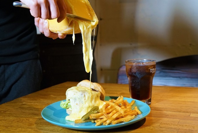 チーズバーガー専門店「ダイゴミ バーガー」横浜駅直通アソビルに誕生、滝のように流れるトロトロチーズを｜写真2