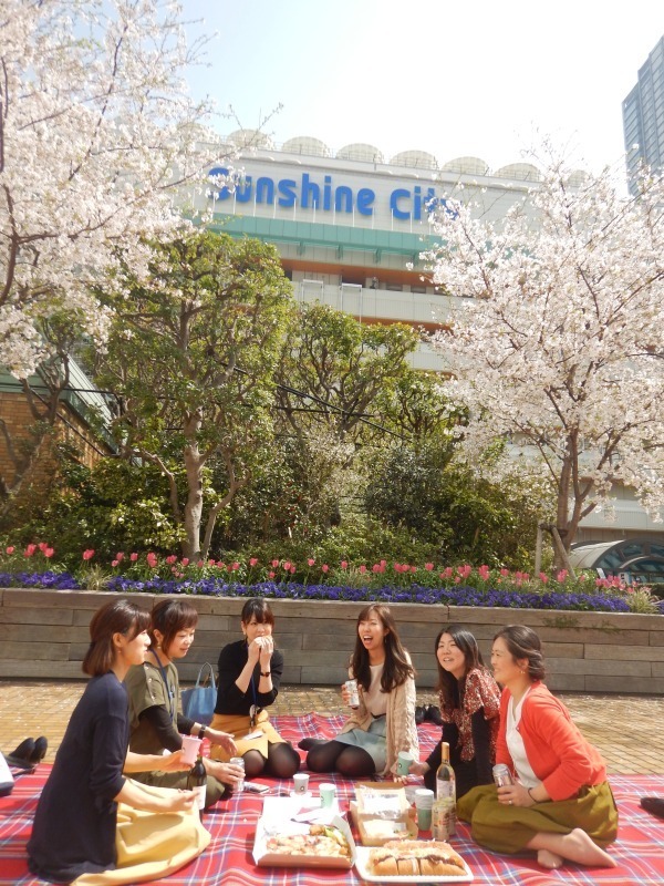 サンシャインシティでお花見 - フード＆ドリンクのキッチンカーが出店、桜を眺める春ピクニック｜写真8