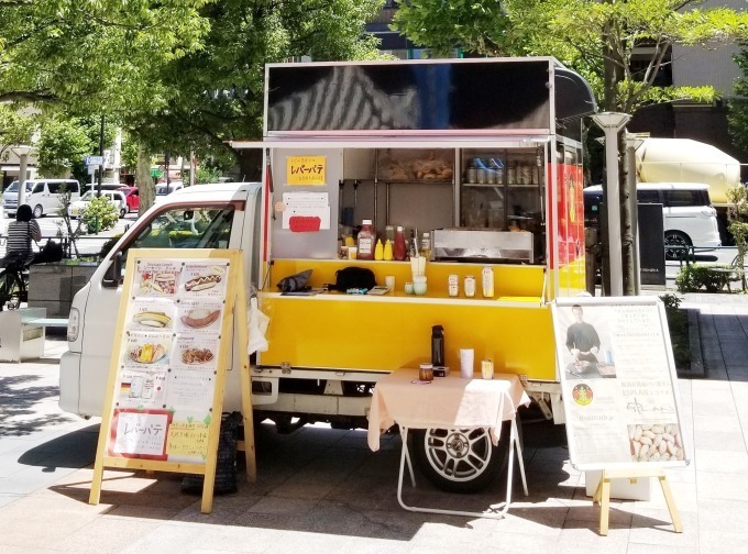 サンシャインシティでお花見 - フード＆ドリンクのキッチンカーが出店、桜を眺める春ピクニック｜写真5