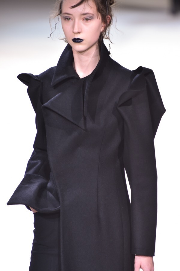 ヨウジヤマモト(Yohji Yamamoto) 2019-20年秋冬ウィメンズコレクション  - 写真4