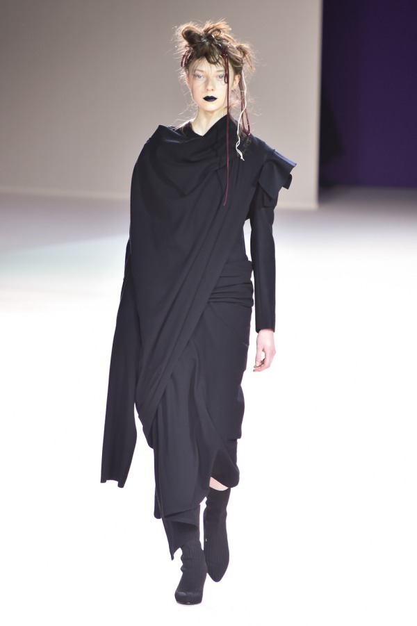 ヨウジヤマモト(Yohji Yamamoto) 2019-20年秋冬ウィメンズコレクション  - 写真1