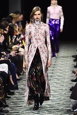 パコ ラバンヌ 2019年秋冬コレクション - ”ハリウッド黄金期”の社交場で女性たちが愛した装い｜写真1