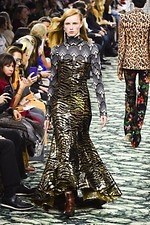 パコ ラバンヌ 2019年秋冬コレクション - ”ハリウッド黄金期”の社交場で女性たちが愛した装い｜写真25