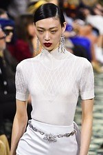 パコ ラバンヌ 2019年秋冬コレクション - ”ハリウッド黄金期”の社交場で女性たちが愛した装い｜写真30