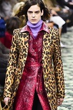 パコ ラバンヌ 2019年秋冬コレクション - ”ハリウッド黄金期”の社交場で女性たちが愛した装い｜写真35