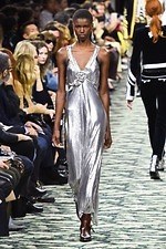 パコ ラバンヌ 2019年秋冬コレクション - ”ハリウッド黄金期”の社交場で女性たちが愛した装い｜写真36