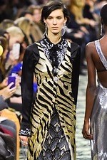 パコ ラバンヌ 2019年秋冬コレクション - ”ハリウッド黄金期”の社交場で女性たちが愛した装い｜写真40