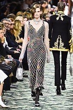 パコ ラバンヌ 2019年秋冬コレクション - ”ハリウッド黄金期”の社交場で女性たちが愛した装い｜写真43