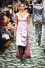 パコ ラバンヌ 2019年秋冬コレクション - ”ハリウッド黄金期”の社交場で女性たちが愛した装い｜写真50