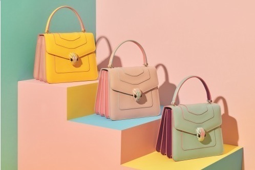 ブルガリ"パステルカラー"の「セルペンティ」バッグ、地中海のリゾート地から着想