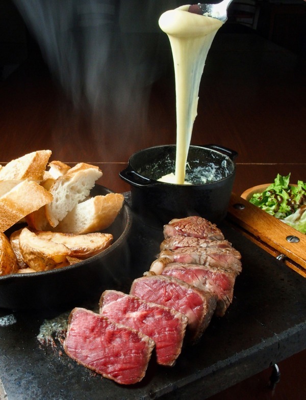 パリ発・肉ビストロ「サクレフルール」が軽井沢に、ステック・フリット×チーズフォンデュの限定メニューも | 写真