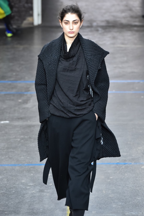 イッセイ ミヤケ(ISSEY MIYAKE) 2019-20年秋冬ウィメンズコレクション シルエット - 写真11