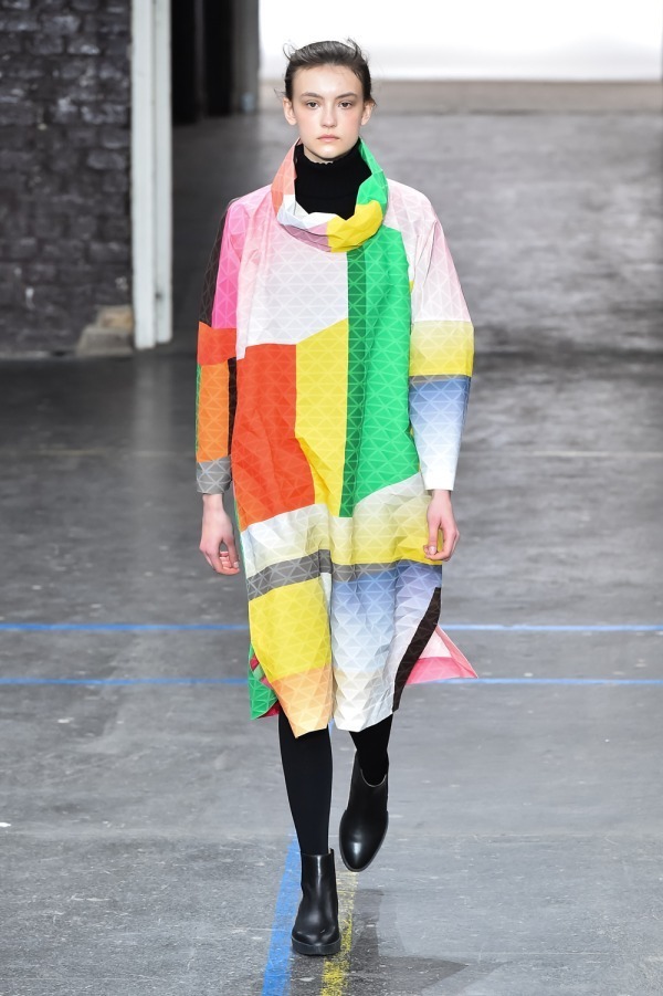 イッセイ ミヤケ(ISSEY MIYAKE) 2019-20年秋冬ウィメンズコレクション シルエット - 写真19