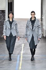 イッセイミヤケ 2019-20年秋冬コレクション - 万華鏡のように輝き移ろいゆく新素材デビュー｜写真4