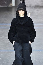 イッセイミヤケ 2019-20年秋冬コレクション - 万華鏡のように輝き移ろいゆく新素材デビュー｜写真9