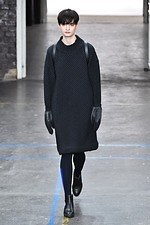 イッセイミヤケ 2019-20年秋冬コレクション - 万華鏡のように輝き移ろいゆく新素材デビュー｜写真10