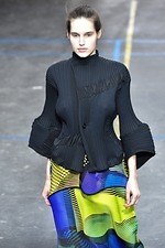 イッセイミヤケ 2019-20年秋冬コレクション - 万華鏡のように輝き移ろいゆく新素材デビュー｜写真14