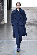 イッセイミヤケ 2019-20年秋冬コレクション - 万華鏡のように輝き移ろいゆく新素材デビュー｜写真23