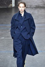 イッセイミヤケ 2019-20年秋冬コレクション - 万華鏡のように輝き移ろいゆく新素材デビュー｜写真24