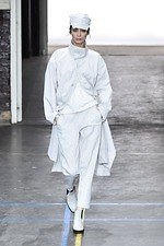 イッセイミヤケ 2019-20年秋冬コレクション - 万華鏡のように輝き移ろいゆく新素材デビュー｜写真25