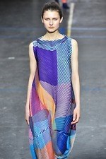 イッセイミヤケ 2019-20年秋冬コレクション - 万華鏡のように輝き移ろいゆく新素材デビュー｜写真62