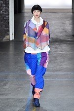 イッセイミヤケ 2019-20年秋冬コレクション - 万華鏡のように輝き移ろいゆく新素材デビュー｜写真63