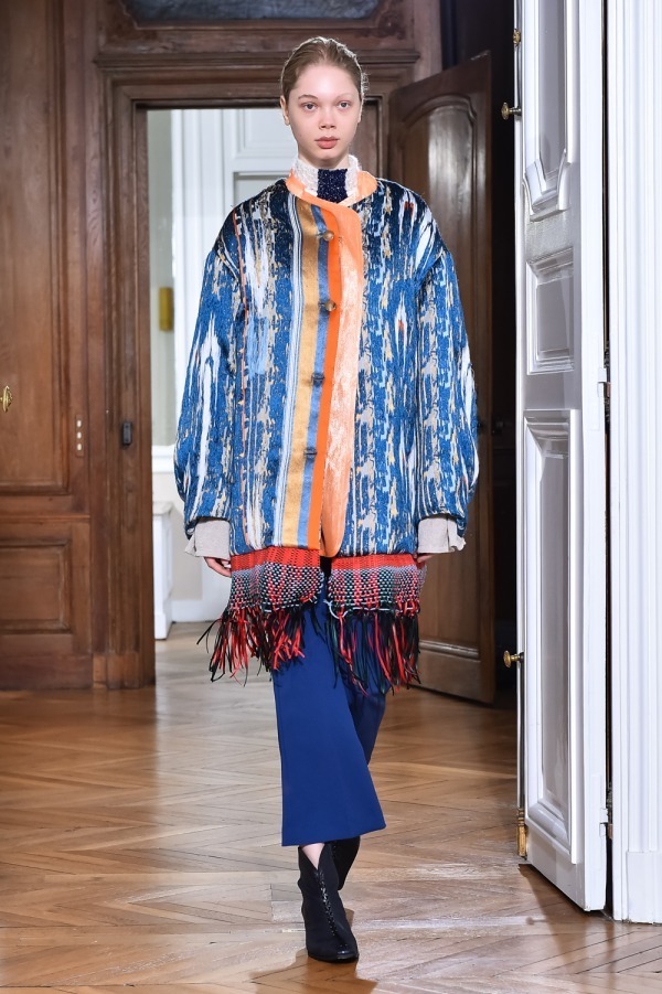 マメ 19 年秋冬コレクション 青の奥深さに魅せられて ファッションプレス