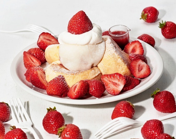 フリッパーズ「奇跡のパンケーキ あまおうのふわもち包み」あまおう苺×クリーム大福のスフレパンケーキ | 写真