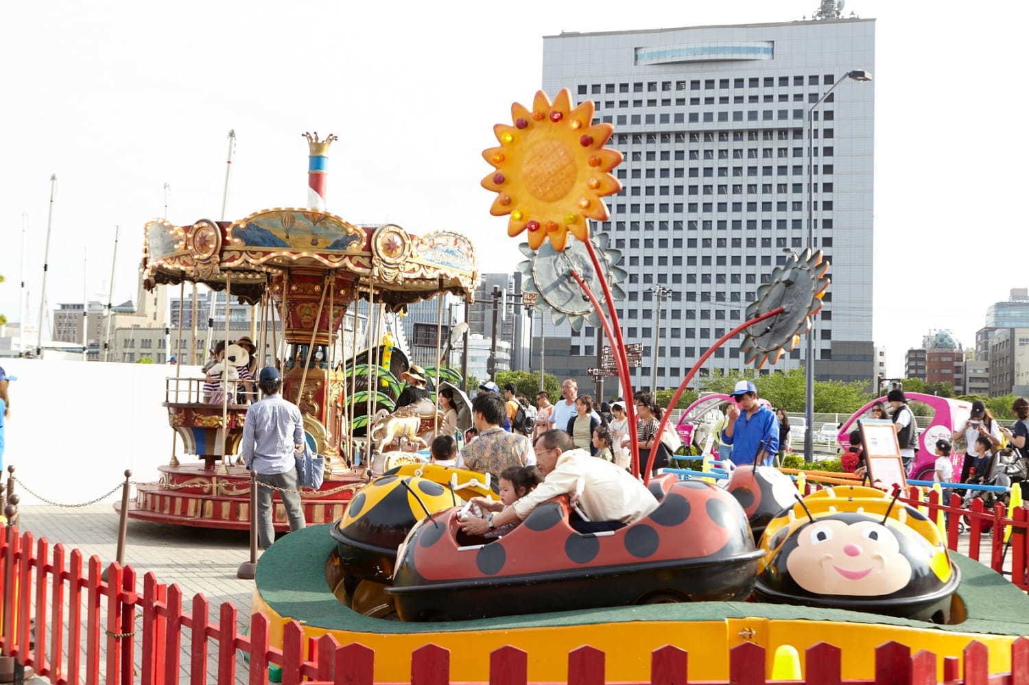 「ヨコハマ フリューリングス フェスト」横浜赤レンガ倉庫で、春を祝う移動遊園地×ドイツビールの祭典｜写真22