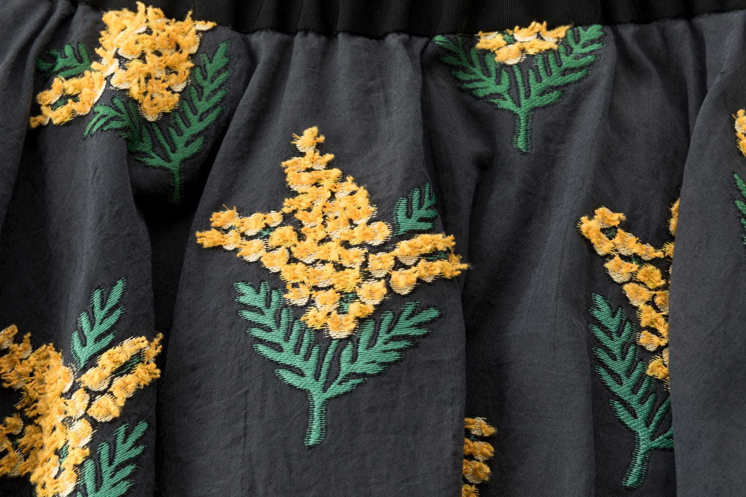 ジェーンマープルドンルサロン「ミモザ ジャカード」立体的なミモザの花を描いたワンピース＆スカート｜写真14
