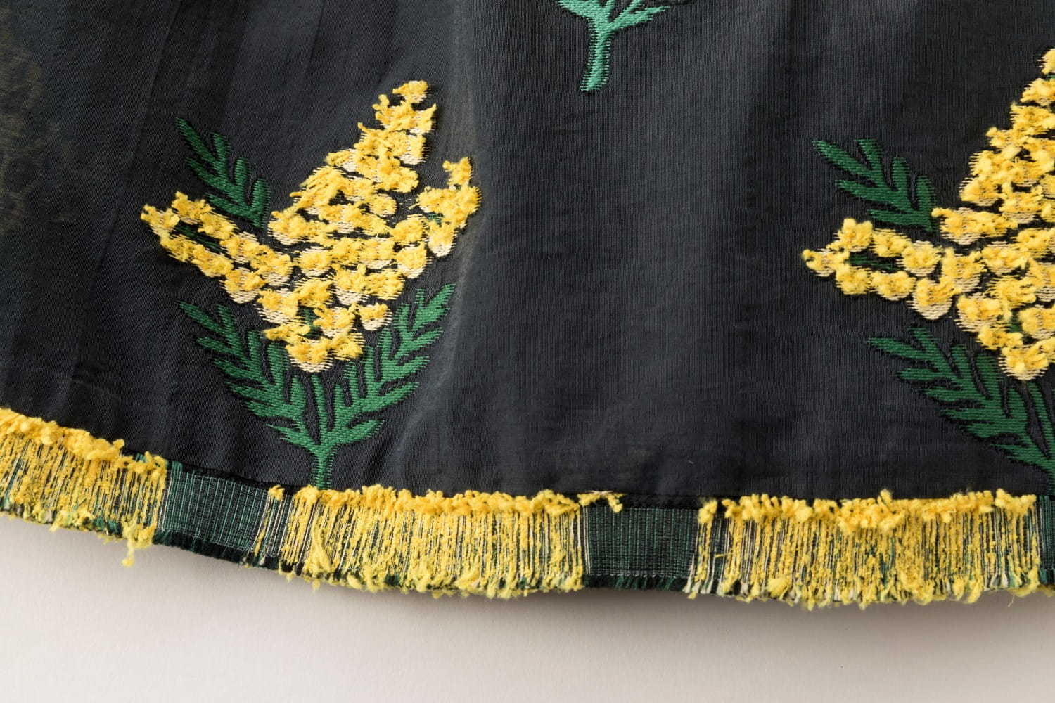 ジェーンマープルドンルサロン「ミモザ ジャカード」立体的なミモザの花を描いたワンピース＆スカート｜写真18
