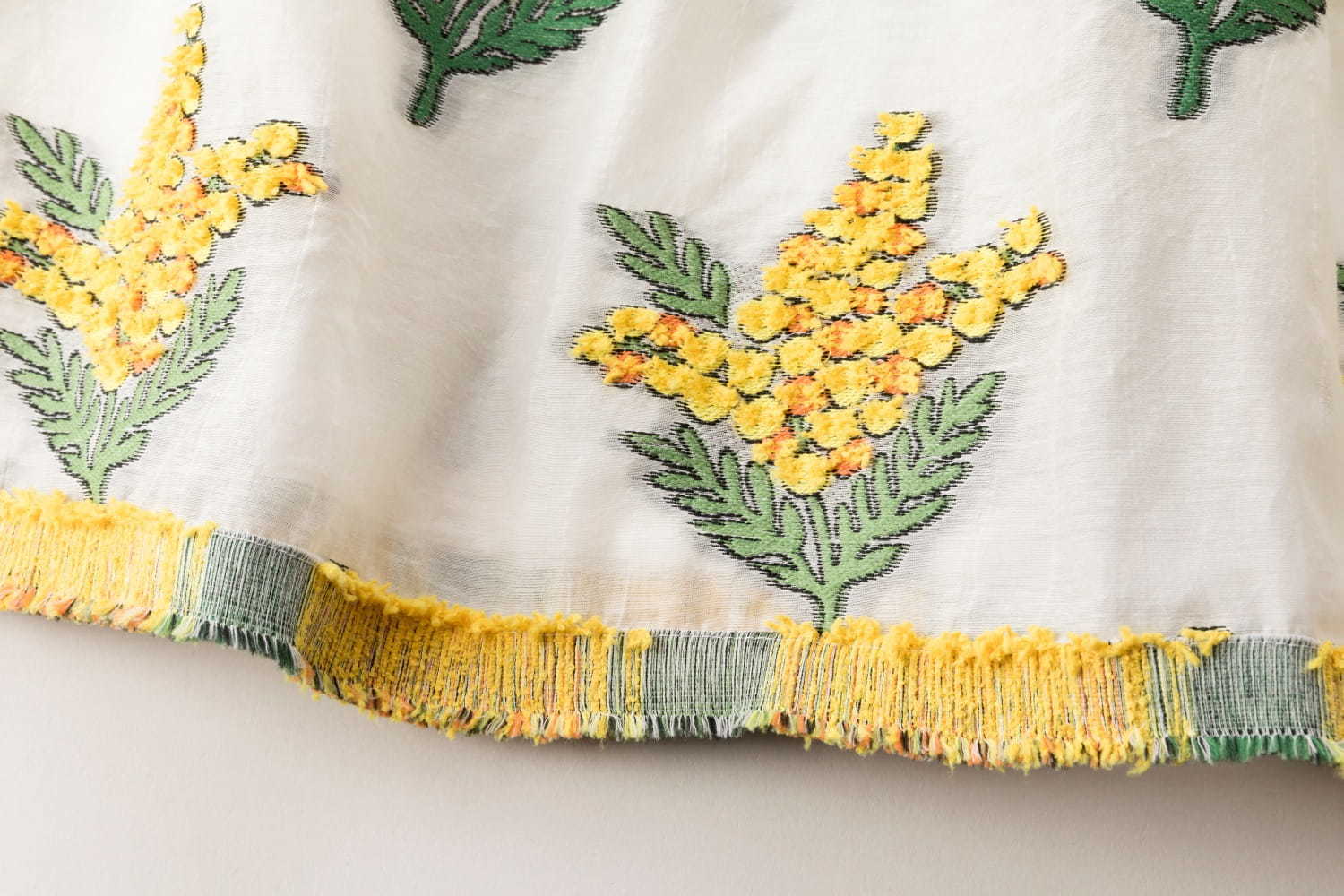 ジェーンマープルドンルサロン「ミモザ ジャカード」立体的なミモザの花を描いたワンピース＆スカート｜写真16