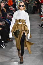 sacai 2019年秋冬コレクション - 寒い季節の味方、プレイフルなボリュームアウター｜写真23