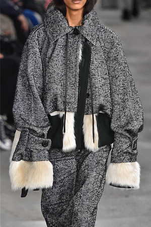 sacai 2019年秋冬コレクション - 寒い季節の味方、プレイフルなボリュームアウター｜写真4