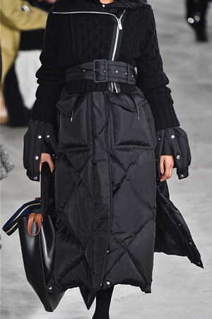 sacai 2019年秋冬コレクション - 寒い季節の味方、プレイフルなボリュームアウター｜写真12