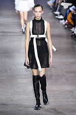 シャッツィ・チェン 2019-20年秋冬コレクション - 中国の少数民族・苗族の神話を着想源に｜写真8