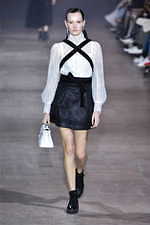 シャッツィ・チェン 2019-20年秋冬コレクション - 中国の少数民族・苗族の神話を着想源に｜写真14