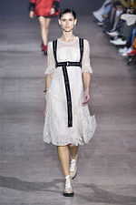 シャッツィ・チェン 2019-20年秋冬コレクション - 中国の少数民族・苗族の神話を着想源に｜写真16