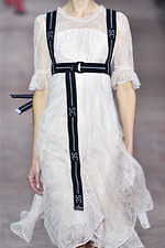 シャッツィ・チェン 2019-20年秋冬コレクション - 中国の少数民族・苗族の神話を着想源に｜写真17