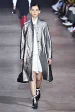 シャッツィ・チェン 2019-20年秋冬コレクション - 中国の少数民族・苗族の神話を着想源に｜写真33