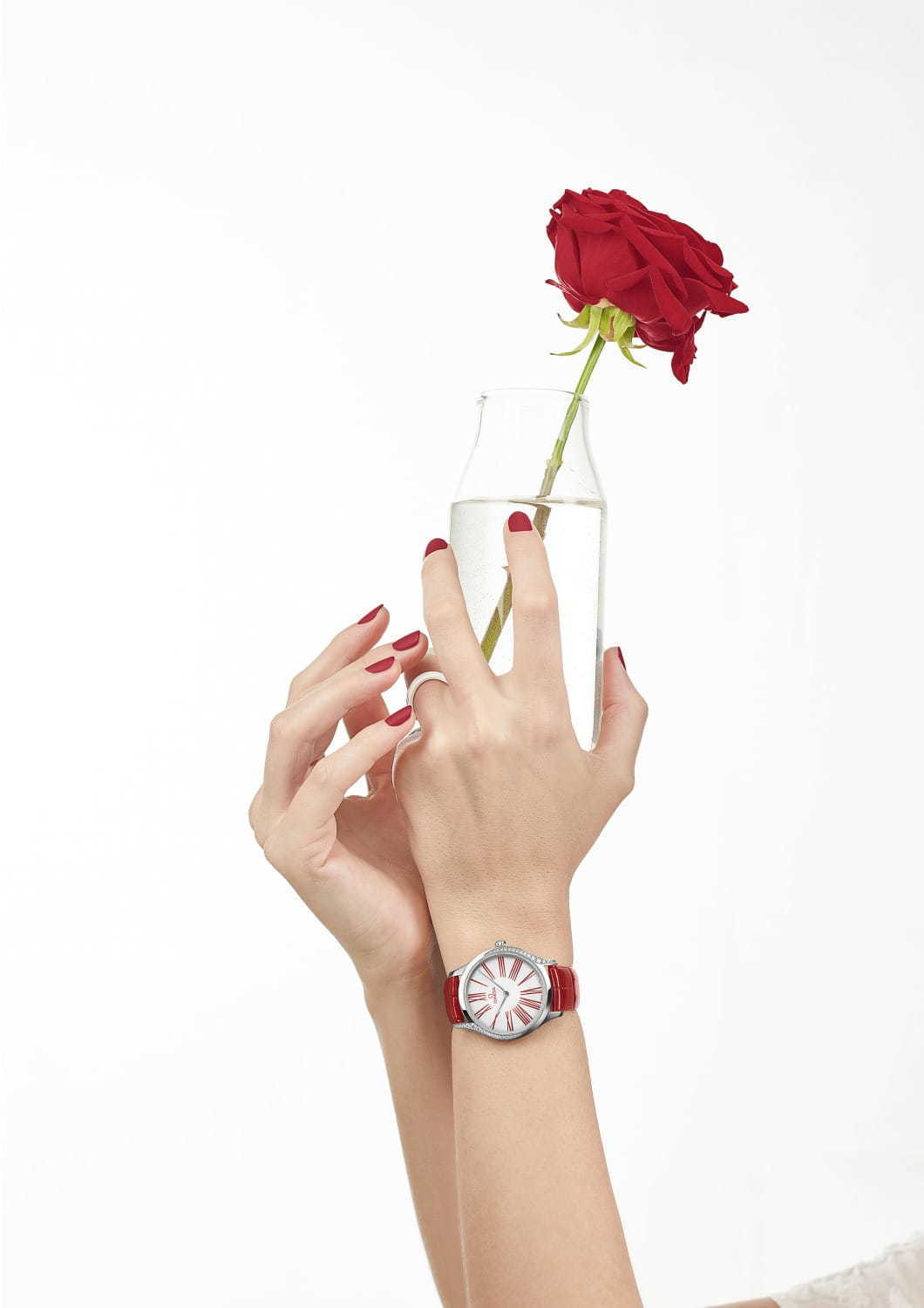 写真5/7｜オメガ「トレゾア」新作レディース腕時計 - 鮮やかな赤×白のコントラスト、ダイヤモンド38石を配置 - ファッションプレス
