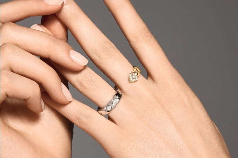 【25P 指先が輝く♪】CHANEL リングダブルリング ストラス リング - メタル & ストラス、シルバー & クリスタル