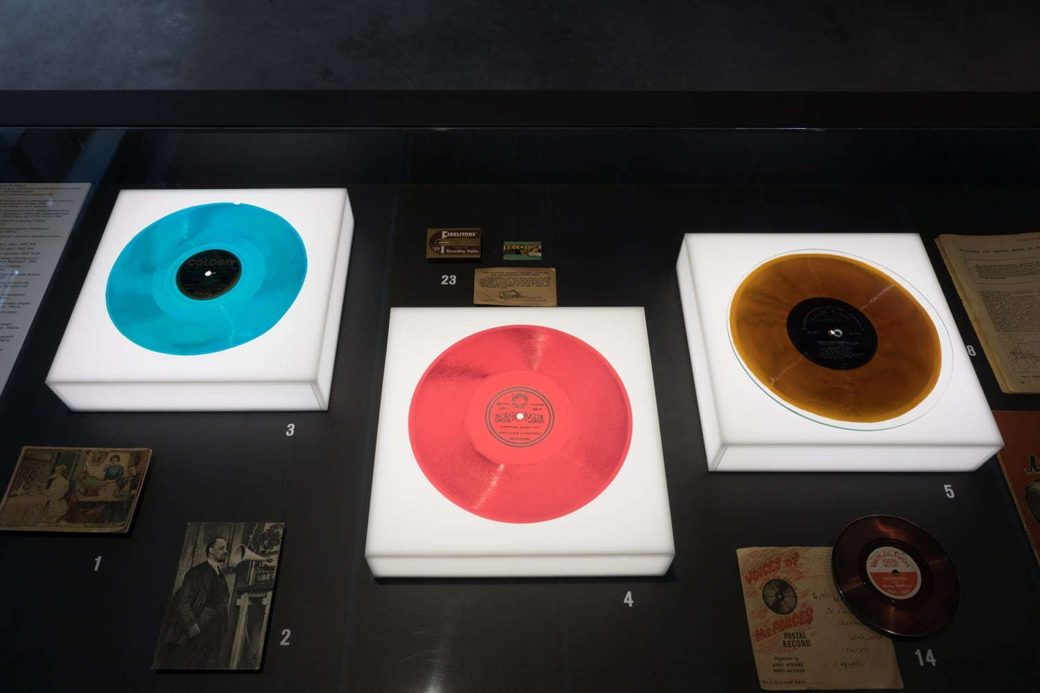 展覧会「BONE MUSIC展」が原宿で、冷戦下ソビエトが生んだ“レントゲン写真”製レコードの歴史｜写真5