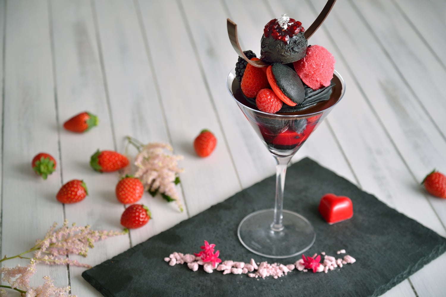 「赤と黒の大人苺パフェ」第一ホテル東京で、ガトーショコラやココアアイスが苺とマッチ｜写真1