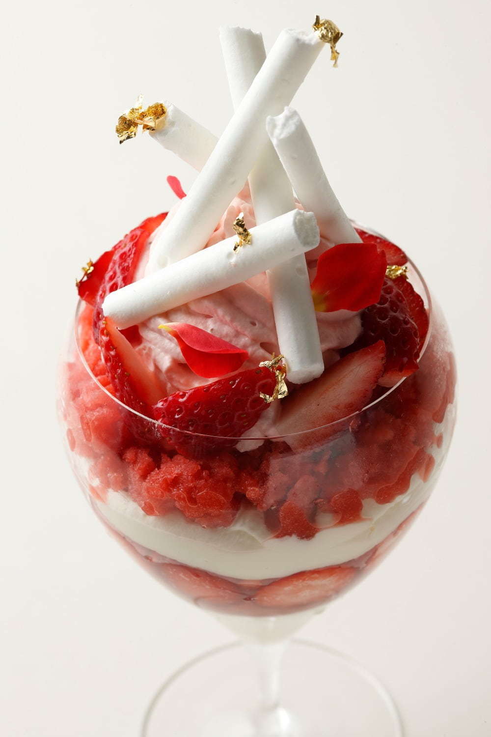 エンポリオ アルマーニ カフェ「苺づくしのパフェ」真っ赤な苺にメレンゲを飾ったアートなパフェ | 写真
