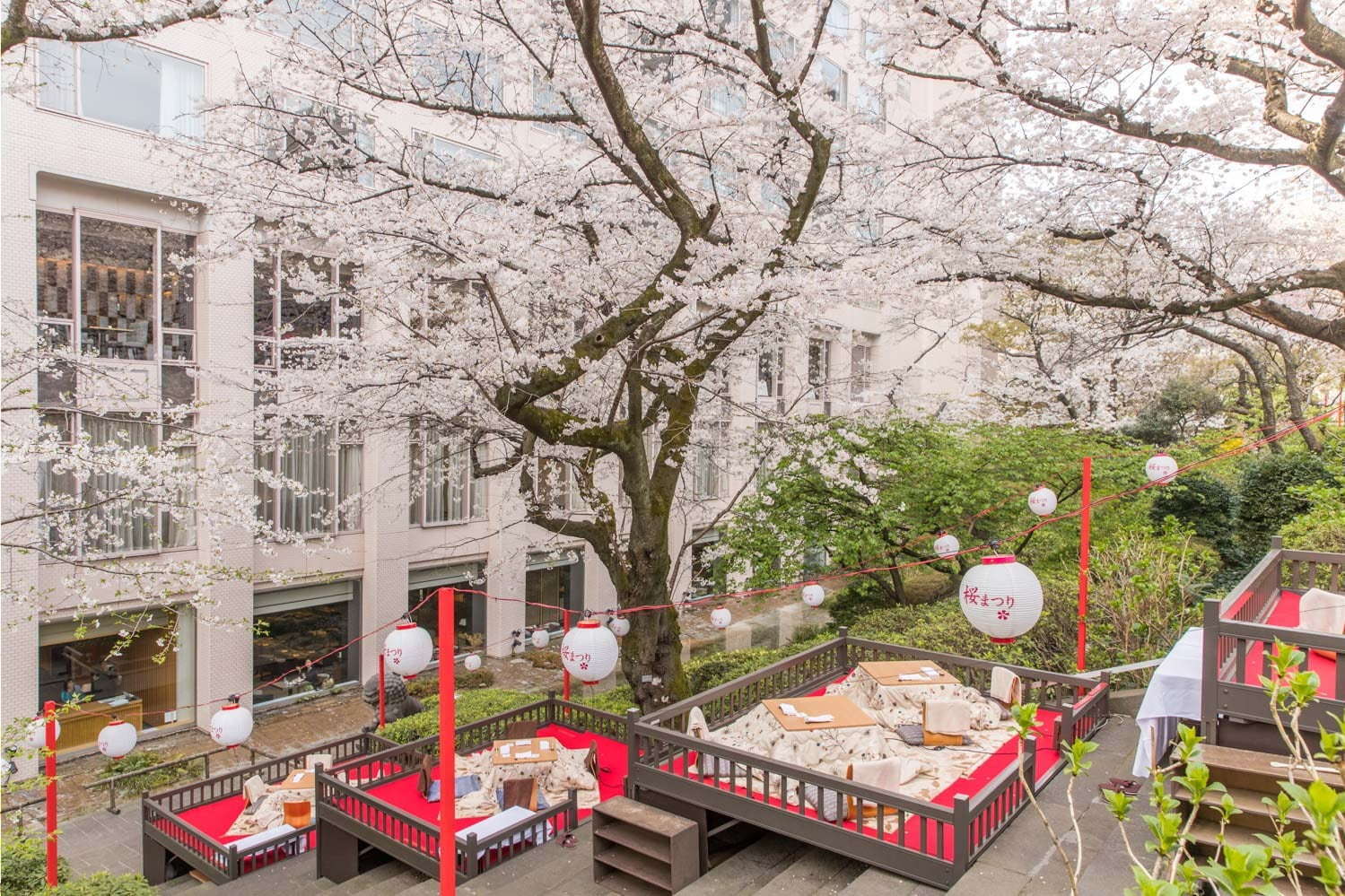 高輪 桜まつり2019 東京 品川で 約210本の桜が日本庭園に 桜の下でこたつ 花見料理 ファッションプレス