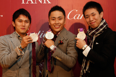 カルティエ「タンク ギャラリー」展、フェンシング銀メダルの太田選手らが登場