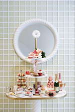 ラデュレ 青山店“1周年記念”のスイーツビュッフェ開催、6種のケーキ＆人気マカロンが食べ放題｜写真2